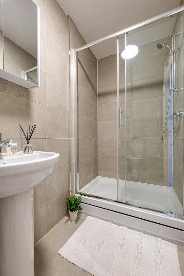 Top Floor Apartment With Private Balcony In Stockport Centre By Hass Haus Exteriér fotografie